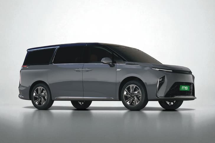 Mg M9 Color Concrete Grey With Black Roof